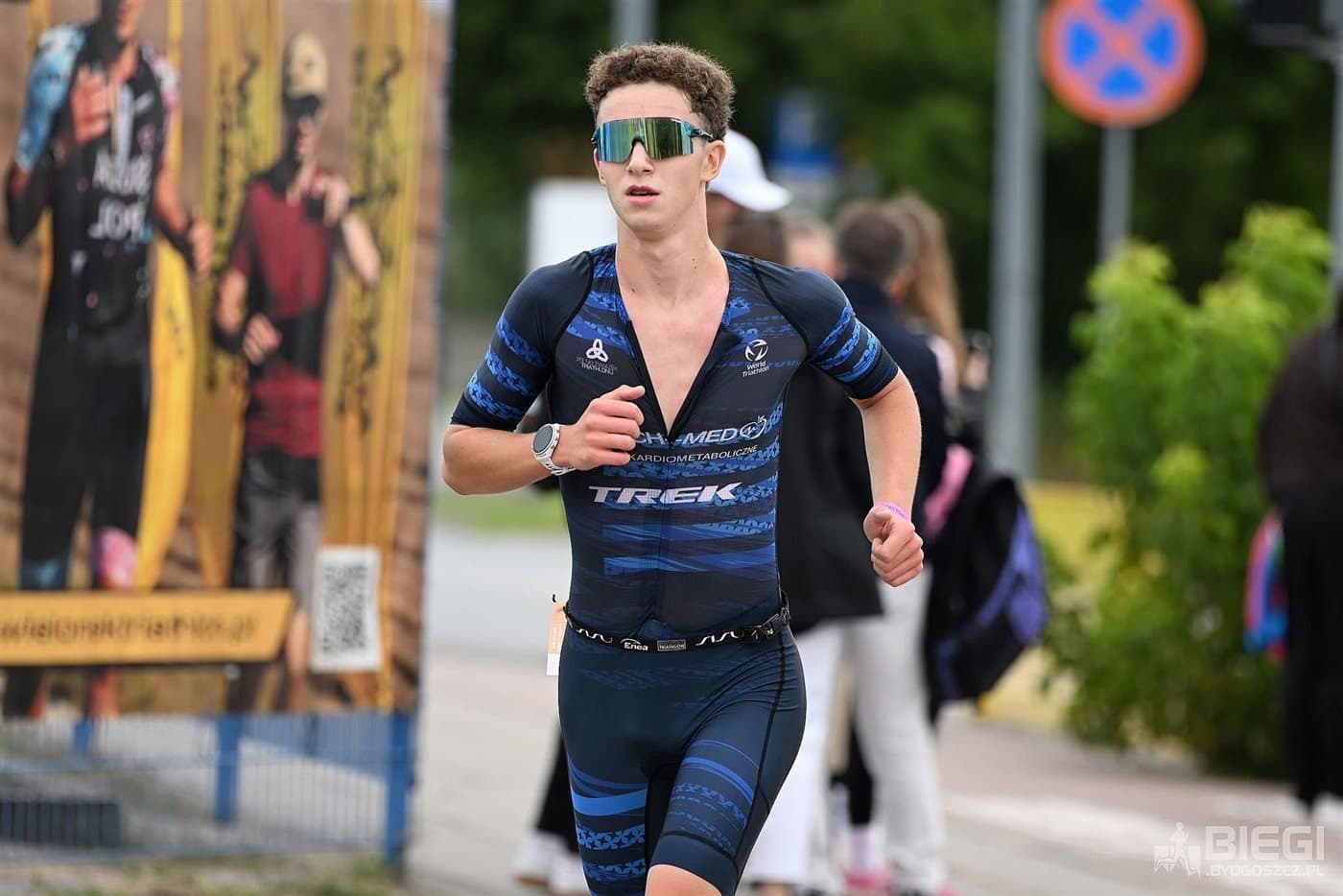 Zawodnik Gierach Team podczas biegu w stroju startowym